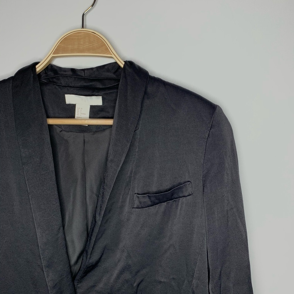 •women’s•  H&M silky black blazer